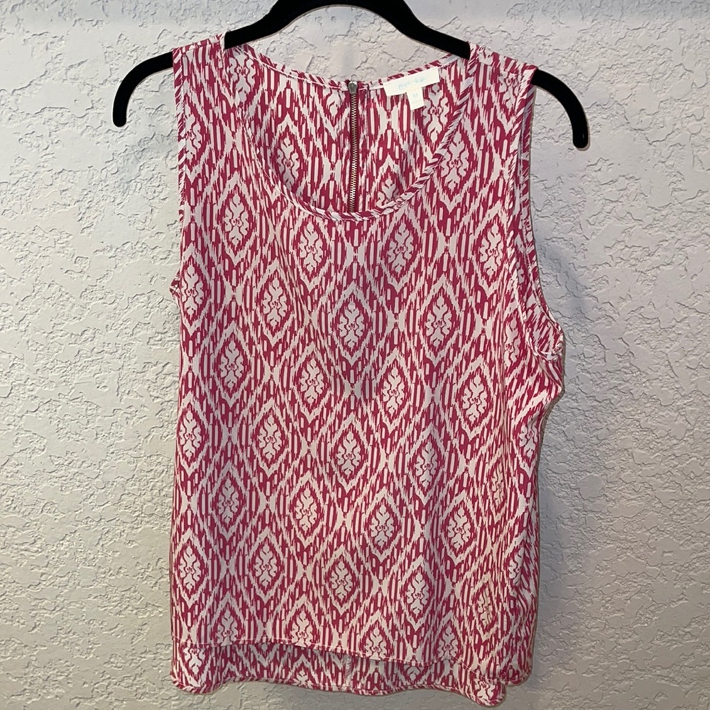 Great condition, sleeveless blouse, cute design.
